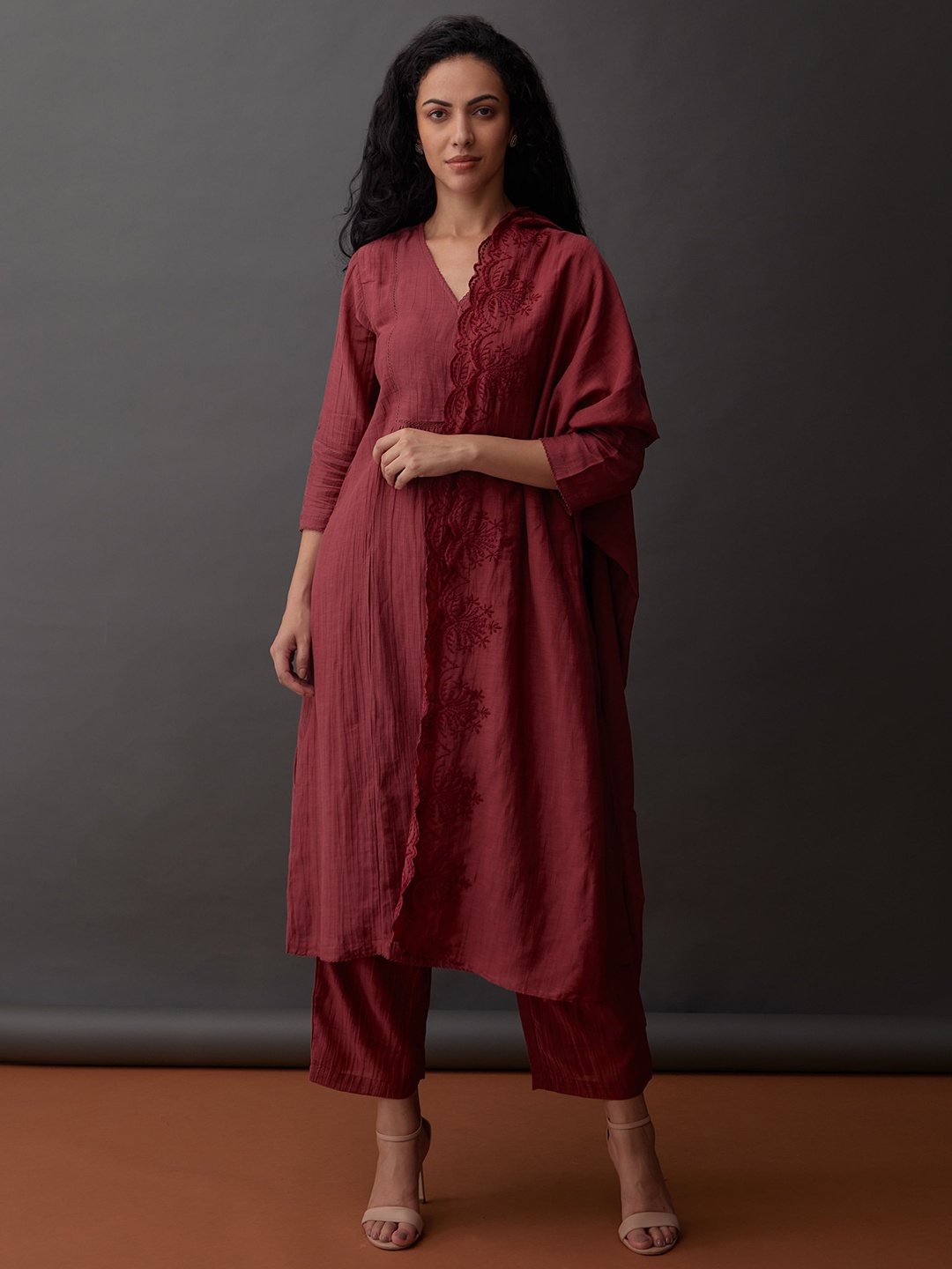 

Bombay Bloom Self Design V-Neck Straight Kurta with Trousers, Red