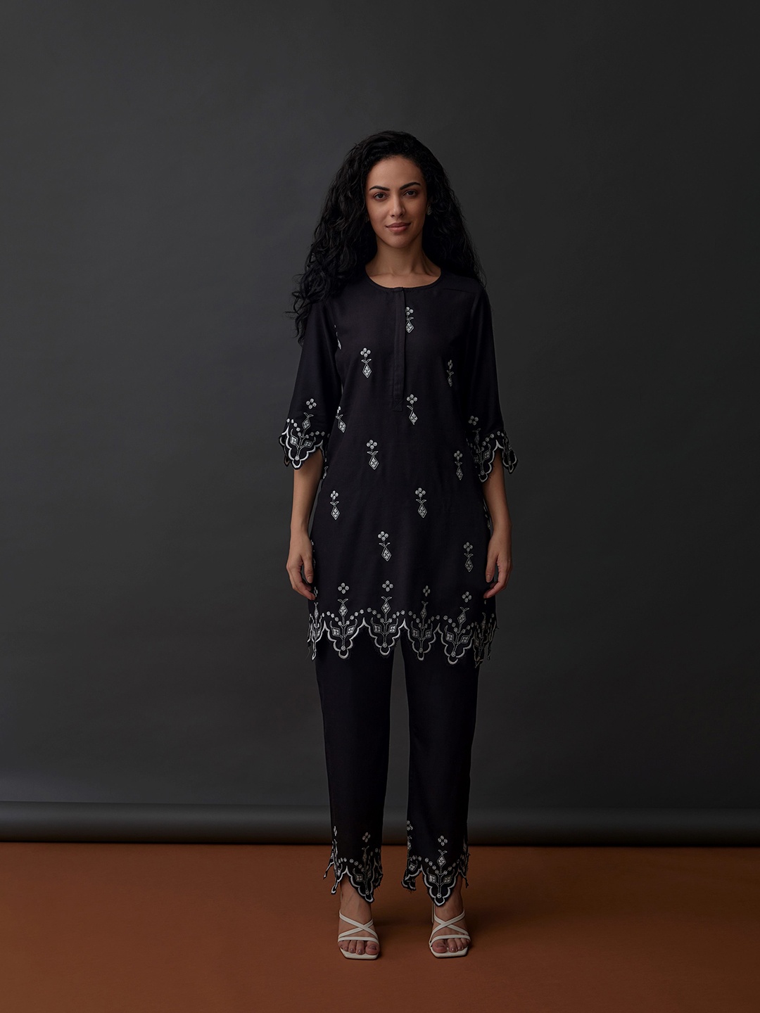 

Bombay Bloom Floral Embroidered Straight Linen Kurta with Trousers, Black