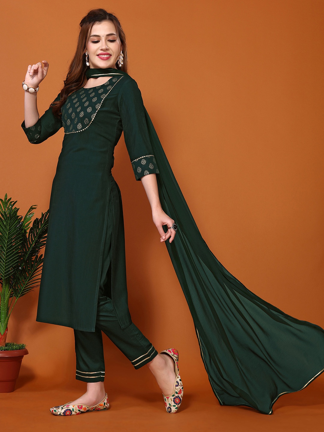 

SKYLEE Green Ethnic Motifs Printed Gotta Patti Straight Kurta with Trousers & With Dupatta