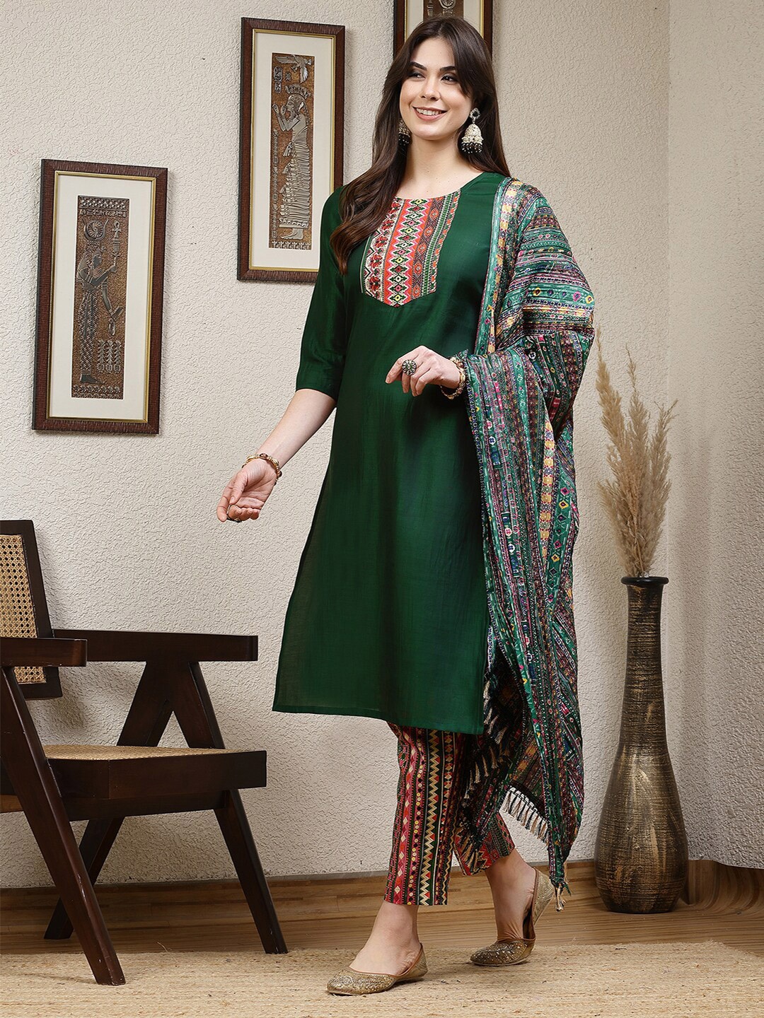 

SKYLEE Green & Red Floral Printed Straight Kurta & Trousers With Dupatta