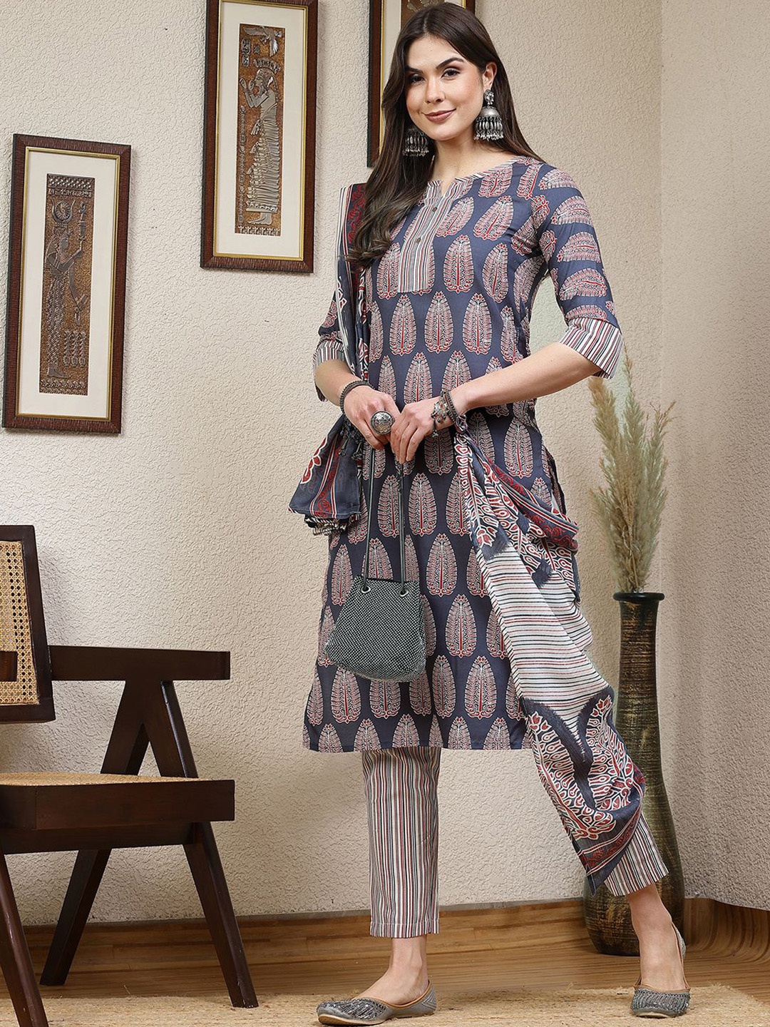 

SKYLEE Ethnic Motifs Printed Regular Kurta with Trousers & With Dupatta, Navy blue