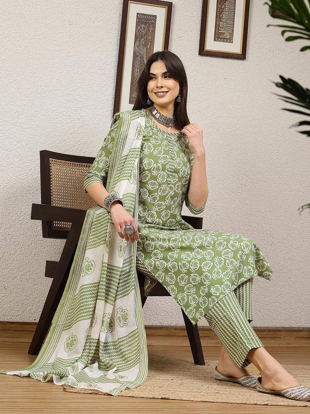 

SKYLEE Floral Printed Regular Kurta with Trousers & With Dupatta, Green