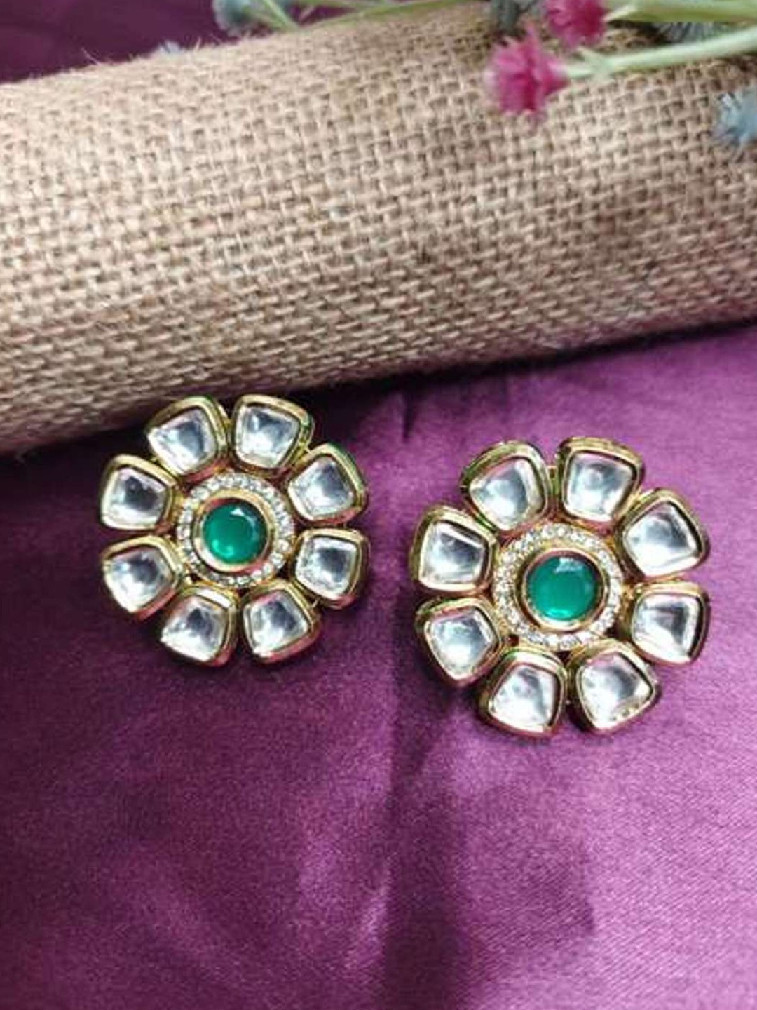 

SwaDev Gold Plated Floral Studs, White