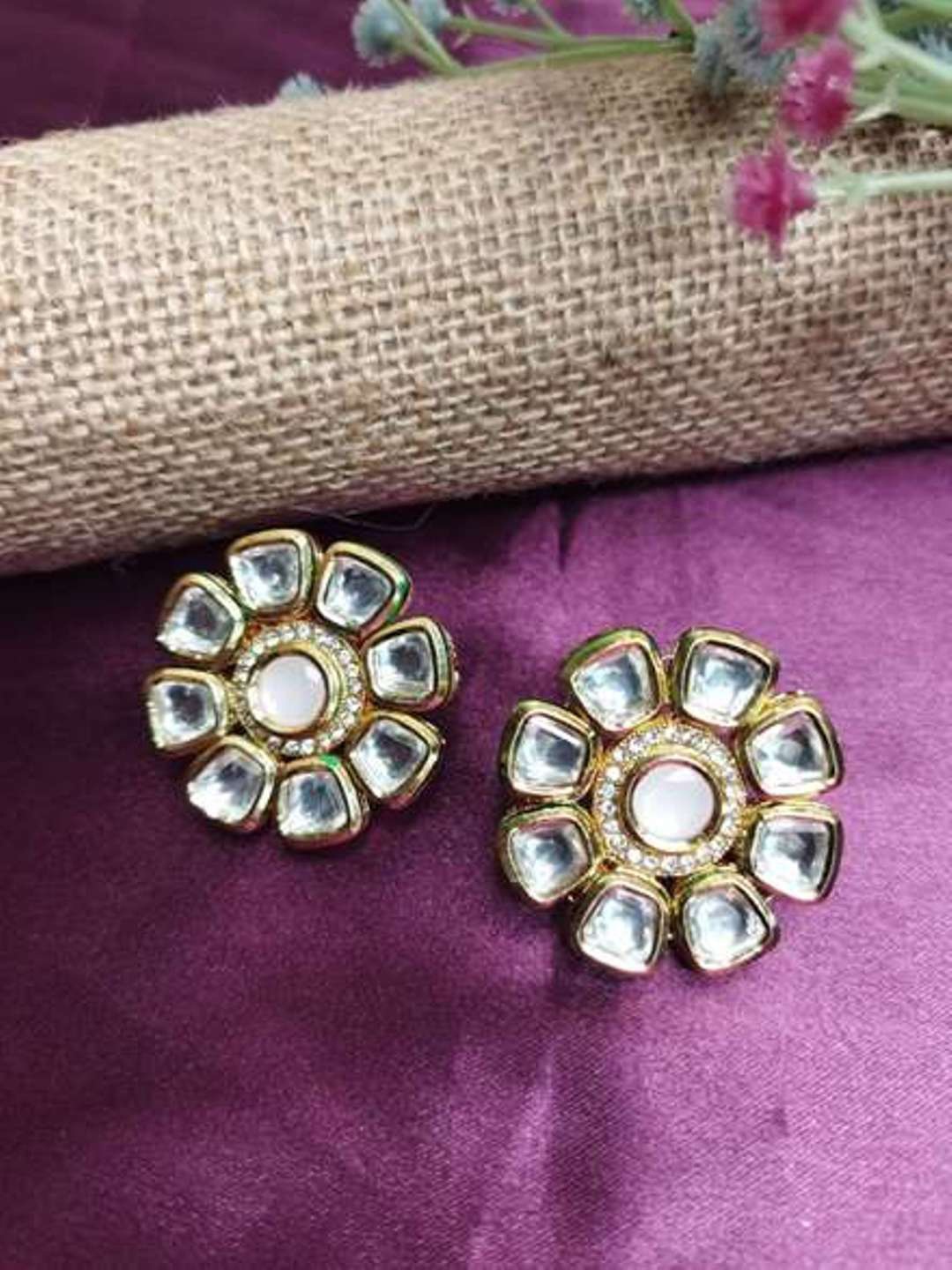

SwaDev Gold Plated Kundan-Studded Floral Studs Earrings, White