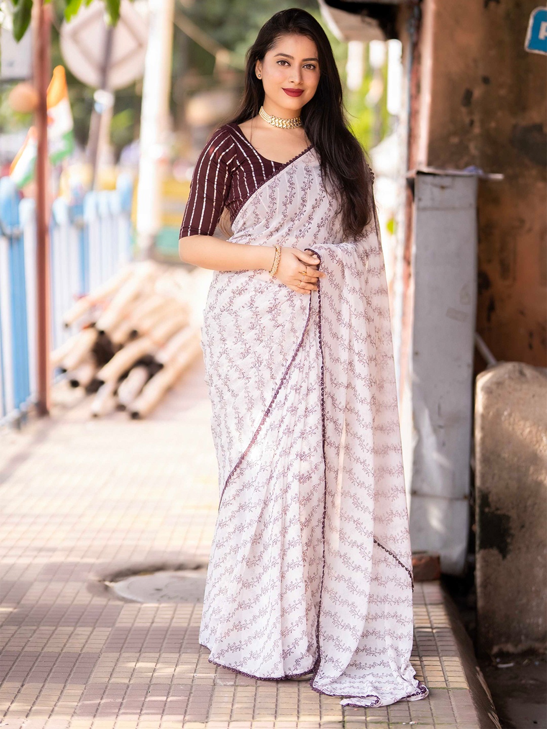 

Mitera Floral Printed Georgette Saree, White