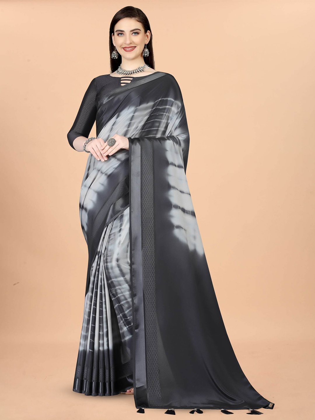 

Avojee Tie and Dye Printed Saree, Black