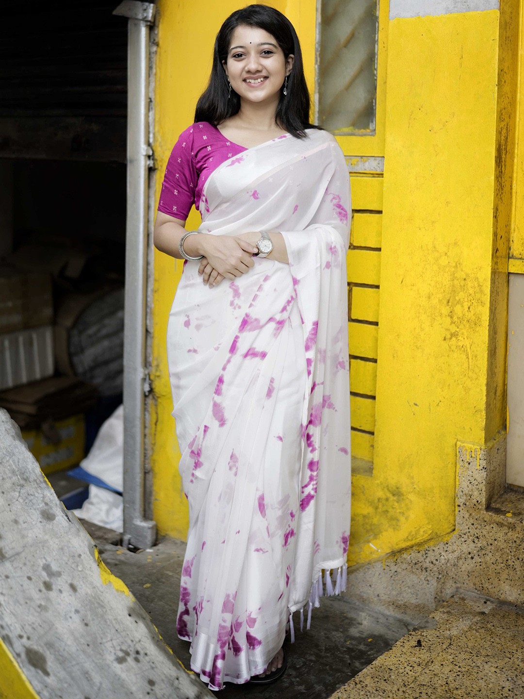 

Mitera Abstract Printed Georgette Saree, Pink