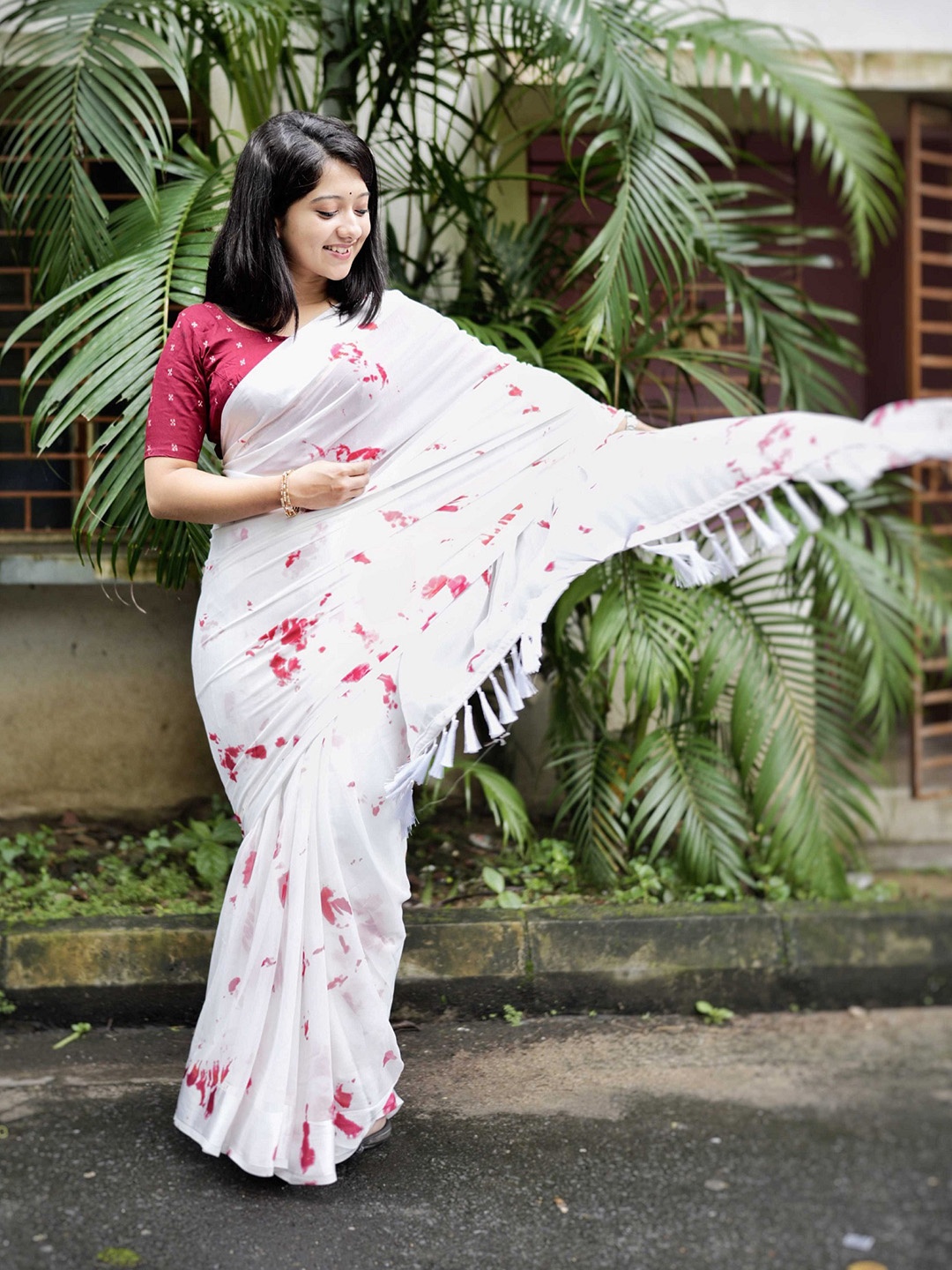 

Mitera Red & White Printed Saree