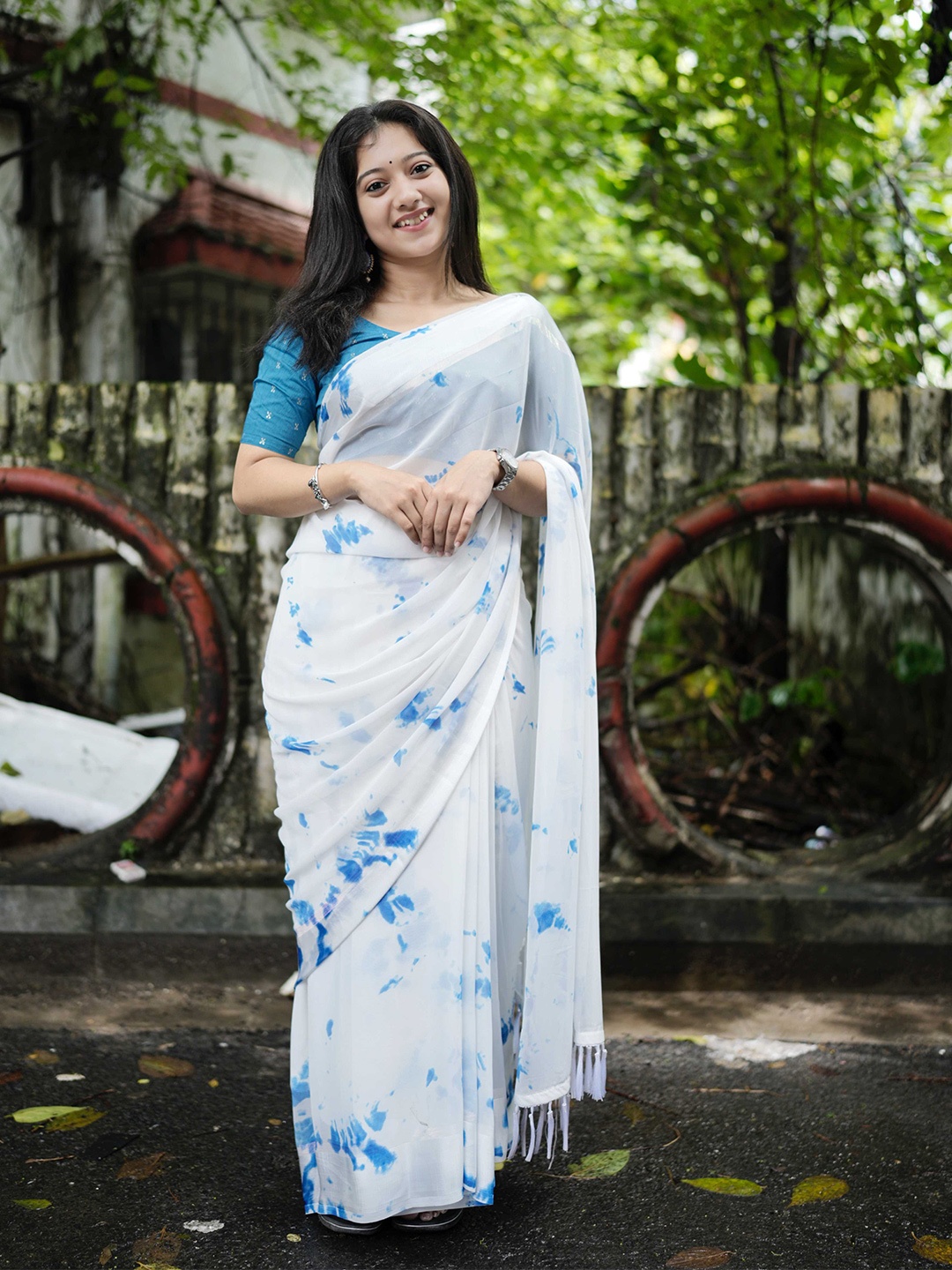 

Mitera Blue & White Tie and Dye Saree