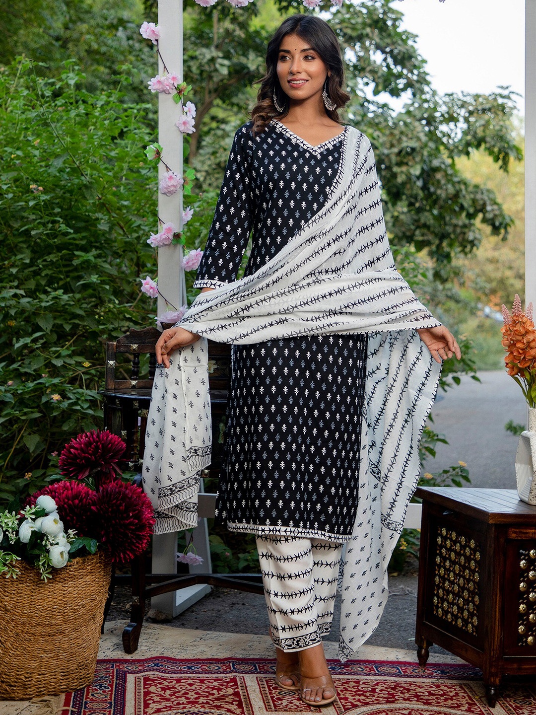

Mialo fashion Black Ethnic Motifs Printed Regular Kurta With Trouser & Dupatta