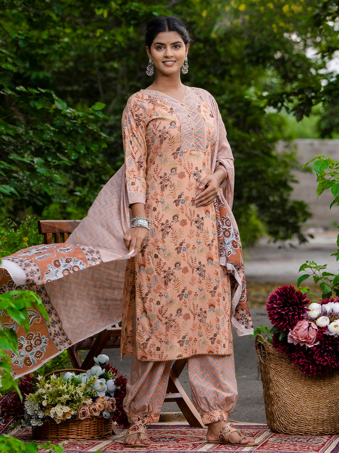 

Mialo fashion Ethnic Motifs Printed Regular Gotta Patti Kurta with Salwar & With Dupatta, Beige