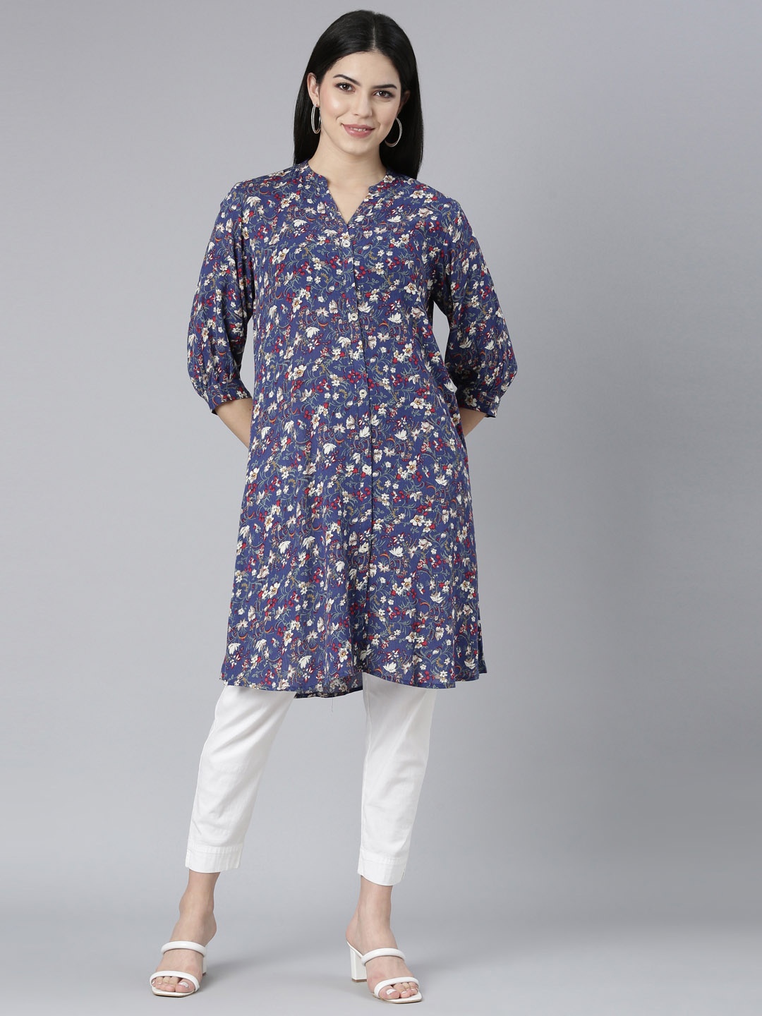 

Neerus Blue Floral Printed Mandarin Collar Straight Kurta