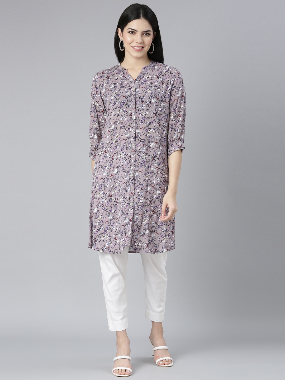 

Neerus Abstract Dyed Thread Work V-Neck Kurta, Grey