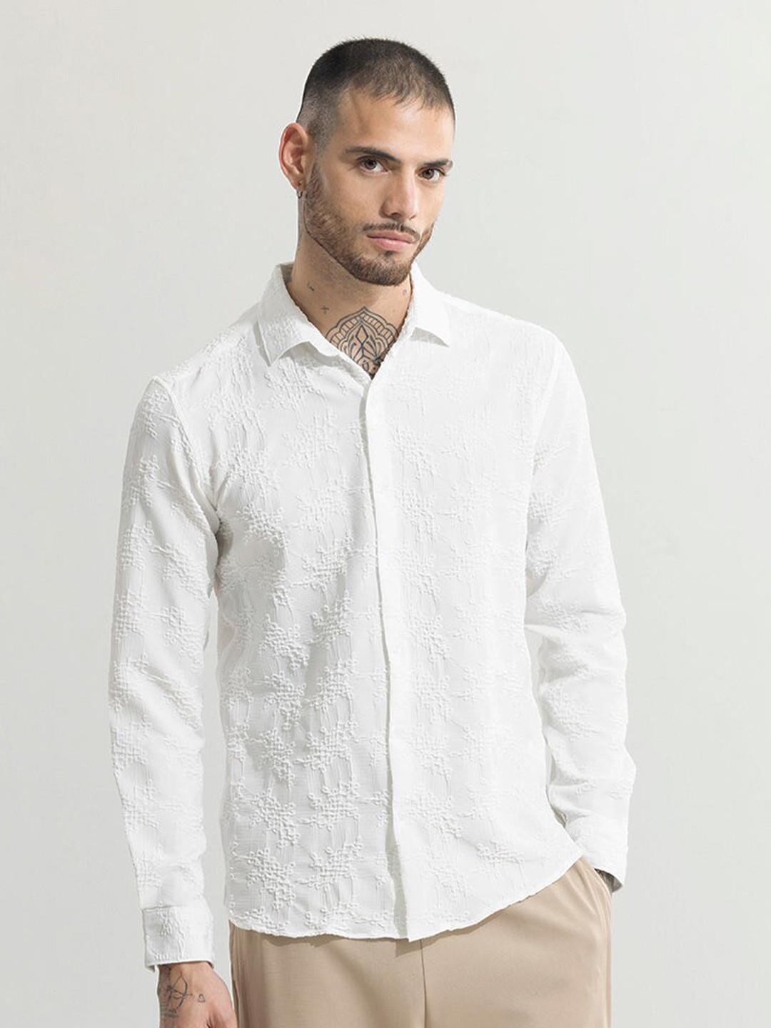 

Snitch White Classic Slim Fit Textured Self Design Casual Shirt