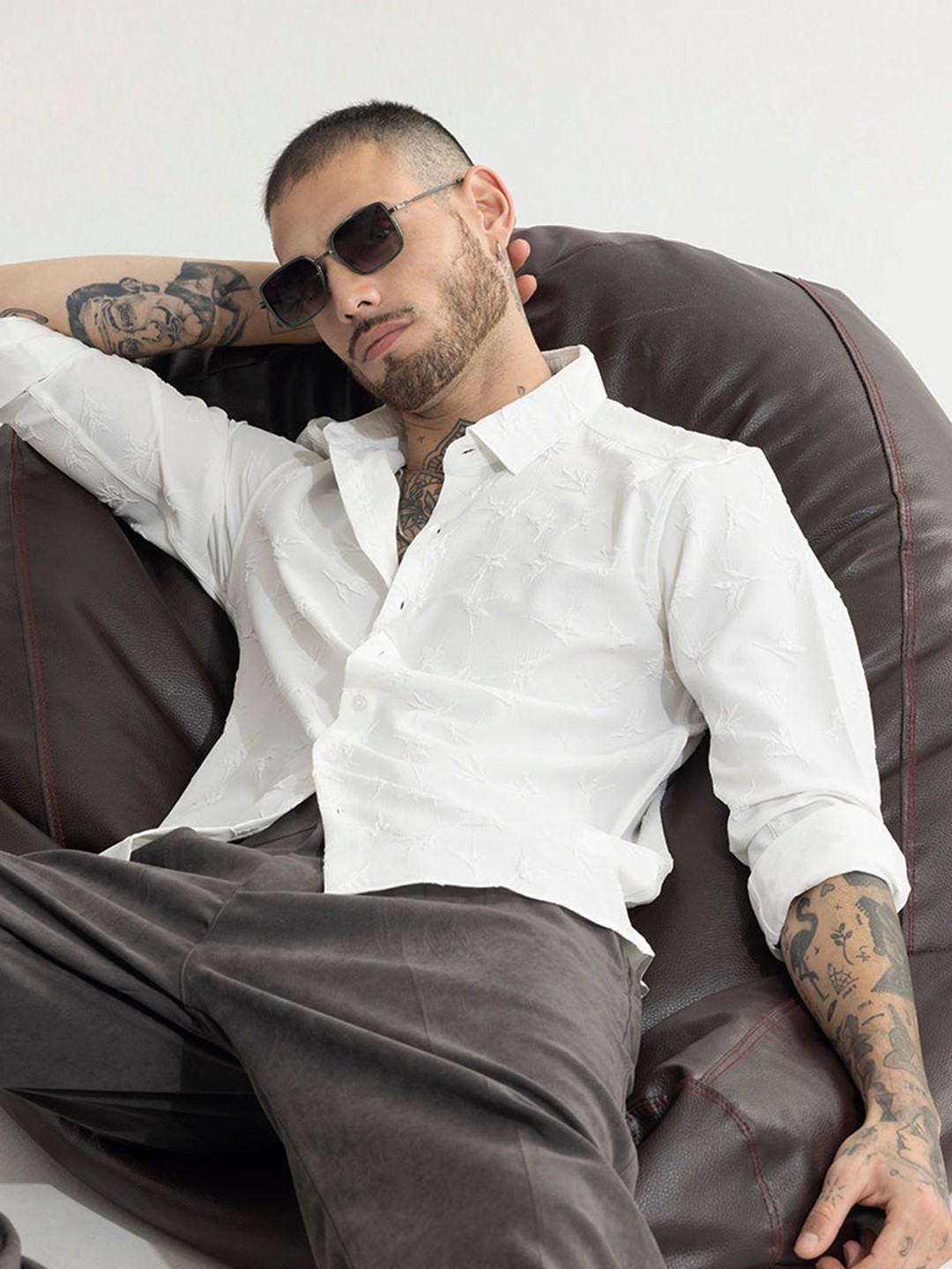 

Snitch Men White Classic Slim Fit Floral Self Designed Spread Collar Casual Shirt
