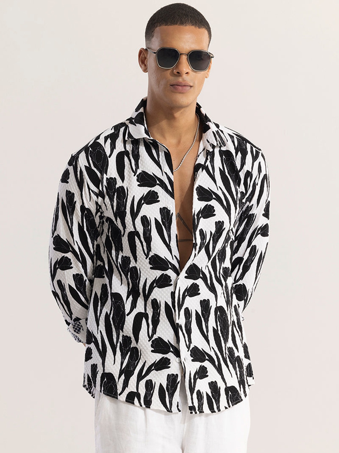 

Snitch White Floral Printed Classic Slim Fit Opaque Casual Shirt