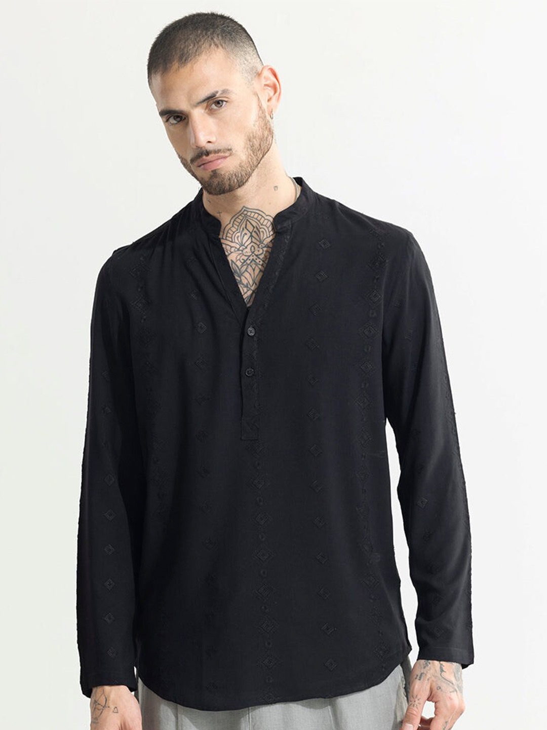 

Snitch Black Classic Slim Fit Geometric Self Design Cotton Casual Shirt
