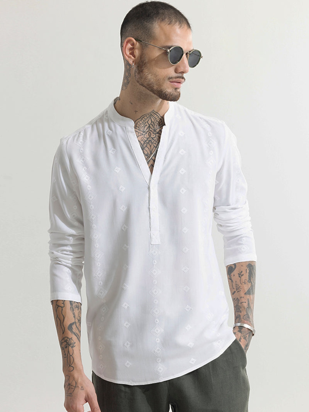 

Snitch White Geometric Embroidered Classic Slim Fit Opaque Casual Kurta