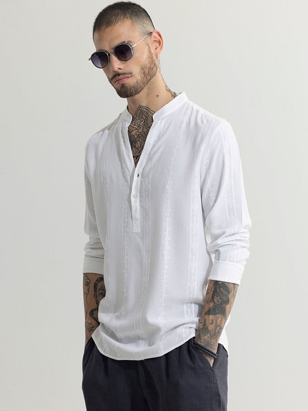 

Snitch White Classic Slim Fit Embroidered Cotton Casual Shirt