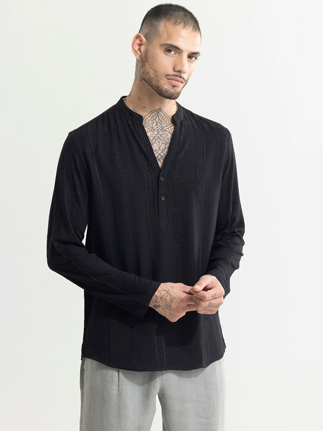 

Snitch Black Classic Slim Fit Opaque Cotton Casual Shirt