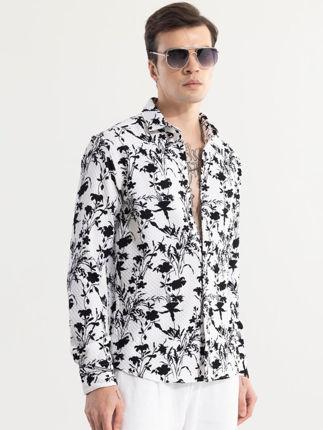 

Snitch White & Black Classic Slim Fit Floral Printed Casual Shirt