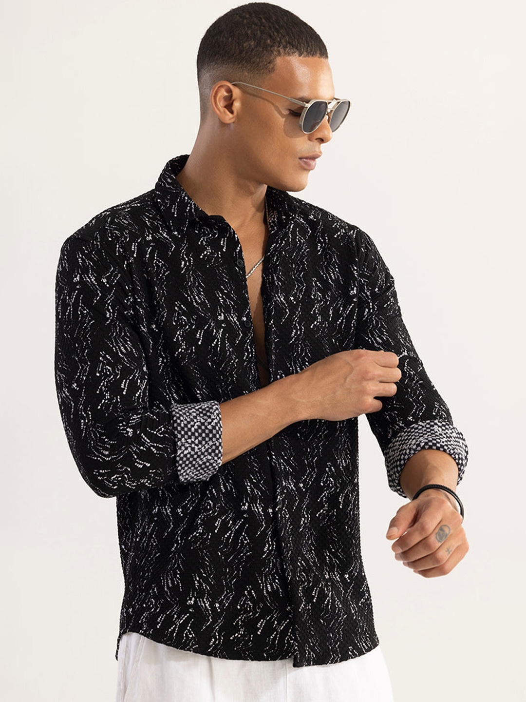 

Snitch Men Black & White Classic Slim Fit Floral Abstract Printed Casual Shirt