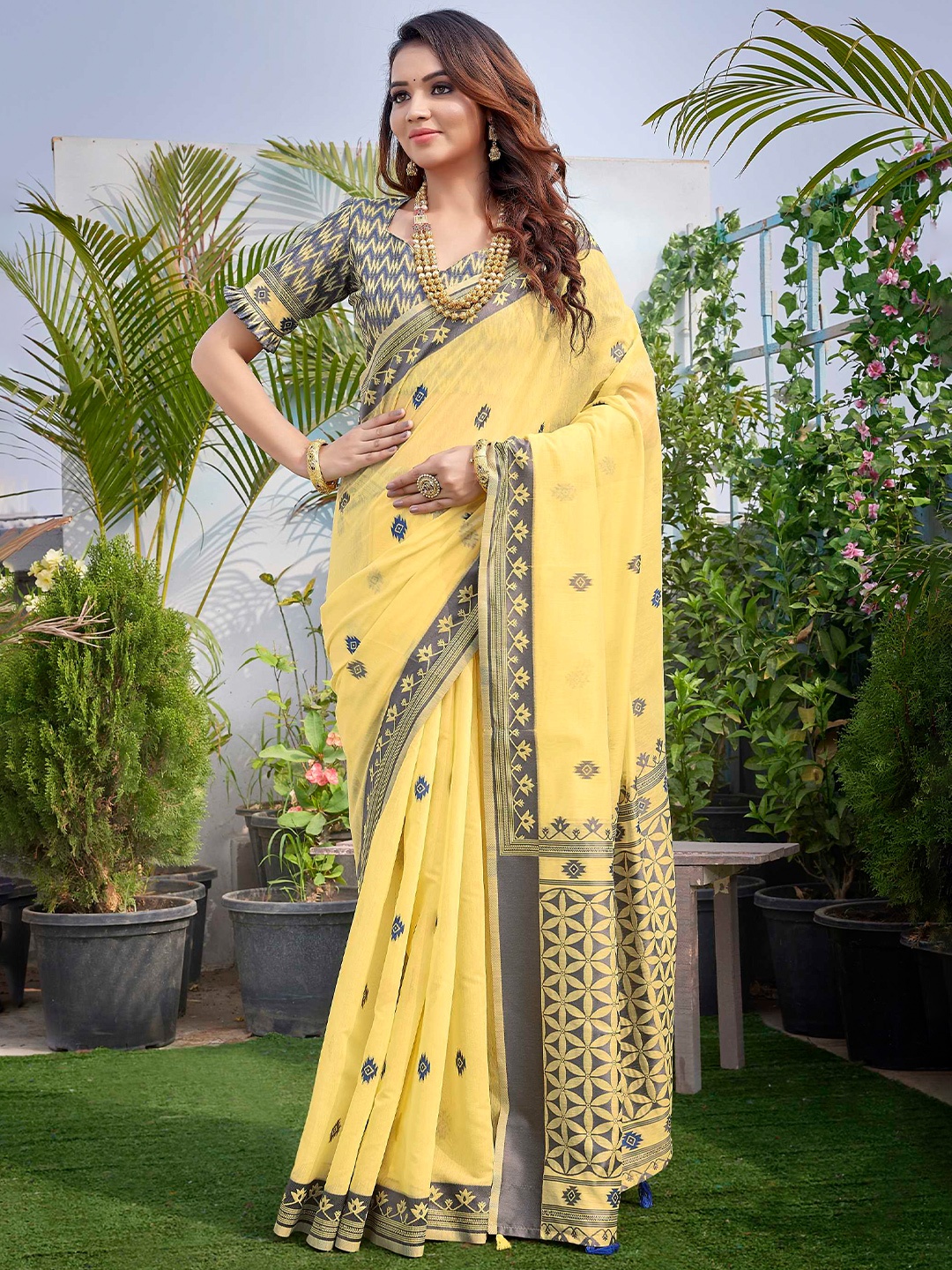 

Mitera Geometric Woven Design Silk Cotton Saree, Yellow