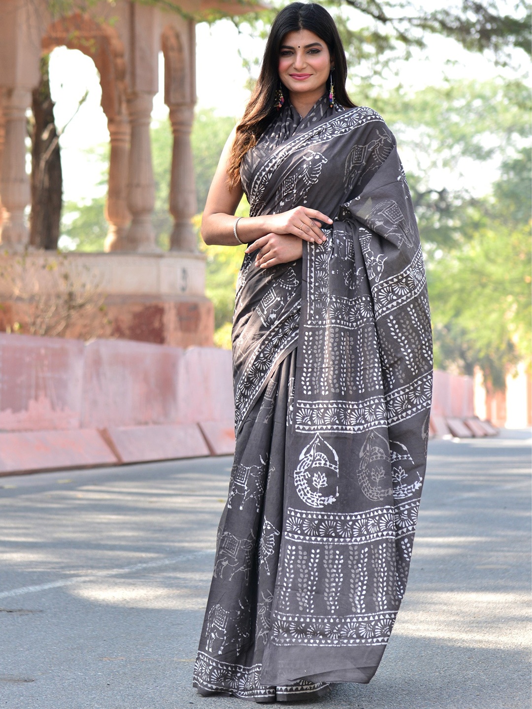 

Shivanya Handicrafts Floral Printed Mulmul Cotton Block Print Saree, Grey