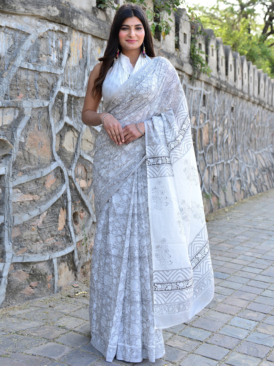 

Shivanya Handicrafts Floral Printed Pure Cotton Block Print Saree, White