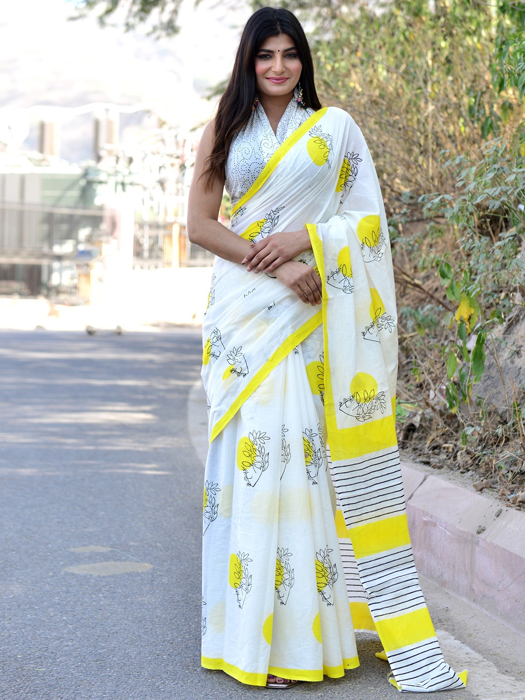 

Shivanya Handicrafts Floral Pure Cotton Block Printed Saree, White