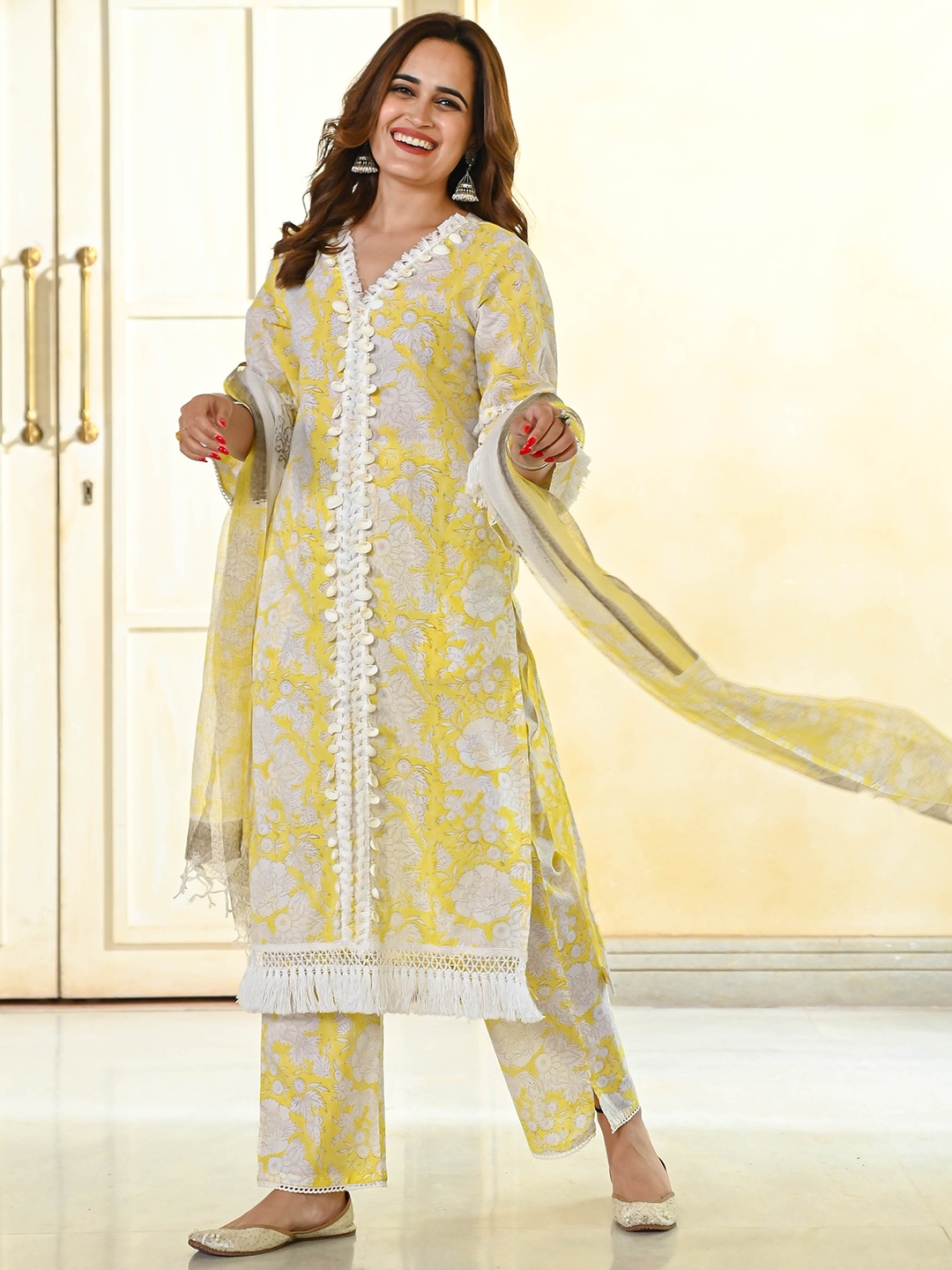 

Anouk Mirage Floral Printed Regular Pure Cotton V-Neck Kurta with Trousers & Dupatta, Yellow