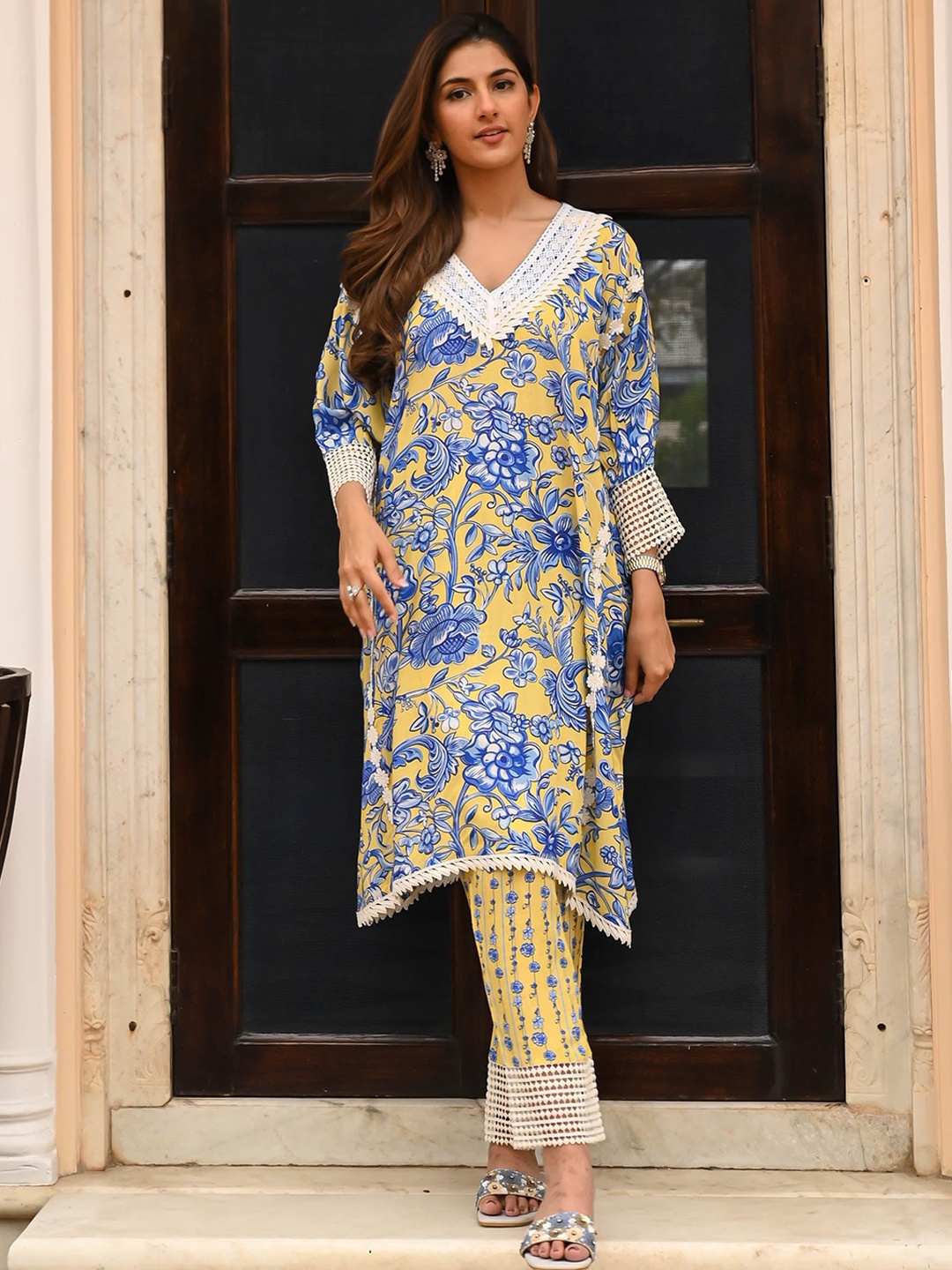 

Anouk Mirage Floral Printed Regular V-Neck Kaftan Kurta with Trousers, Yellow