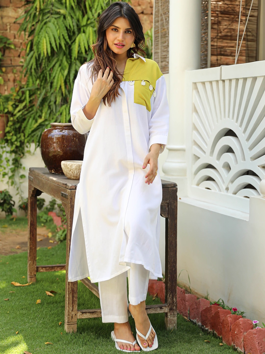 

Anouk Mirage Colourblocked Shirt Collar Regular Kurta with Trousers, Off white