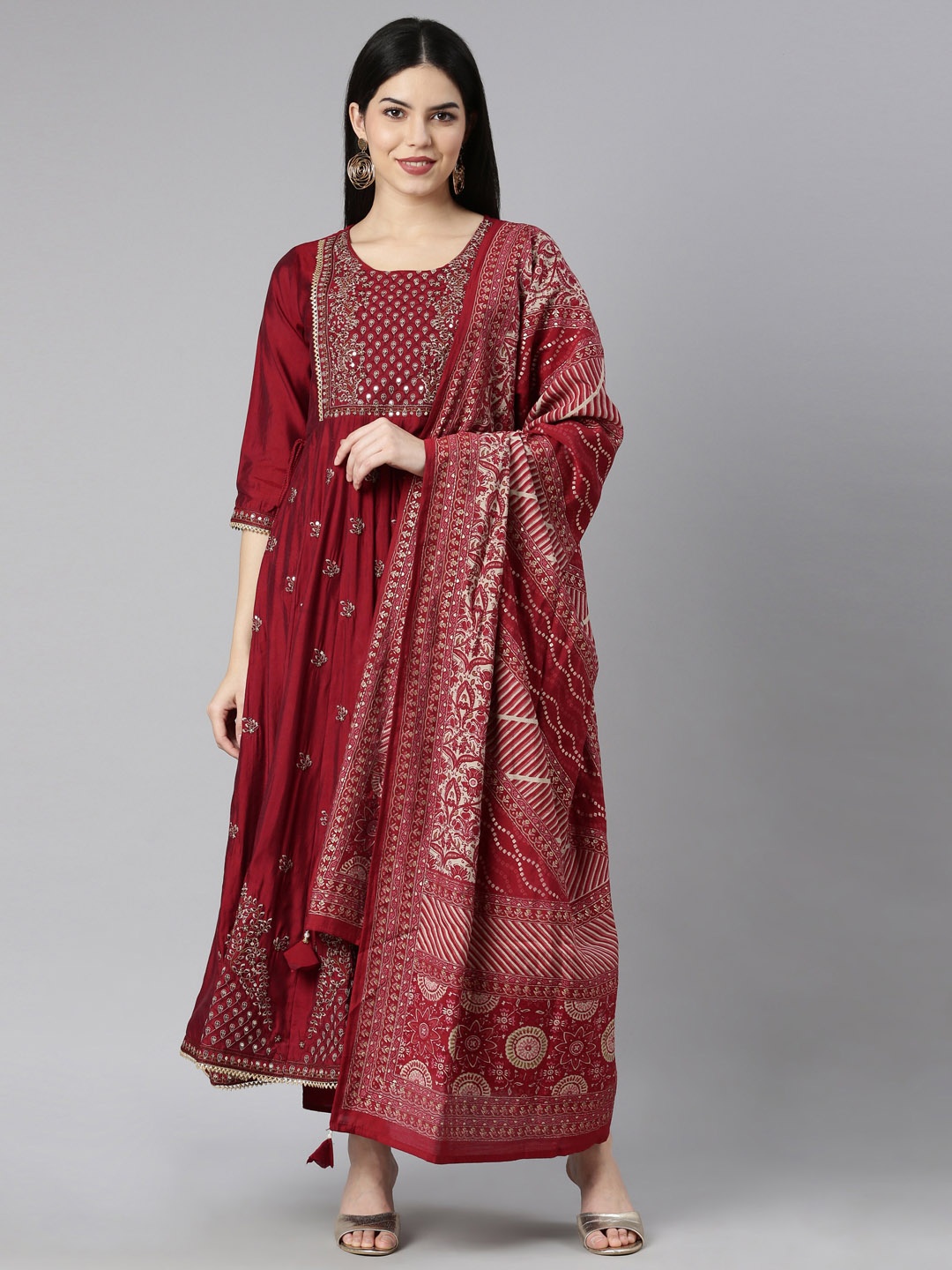 

Neerus Ethnic Motifs Embroidered Regular Thread Work Kurta with Trousers & With Dupatta, Maroon