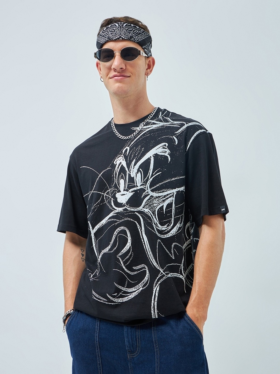 

Bewakoof Tom & Jerry Graphic Printed Drop-Shoulder Sleeves Oversized Pure Cotton T-shirt, Black