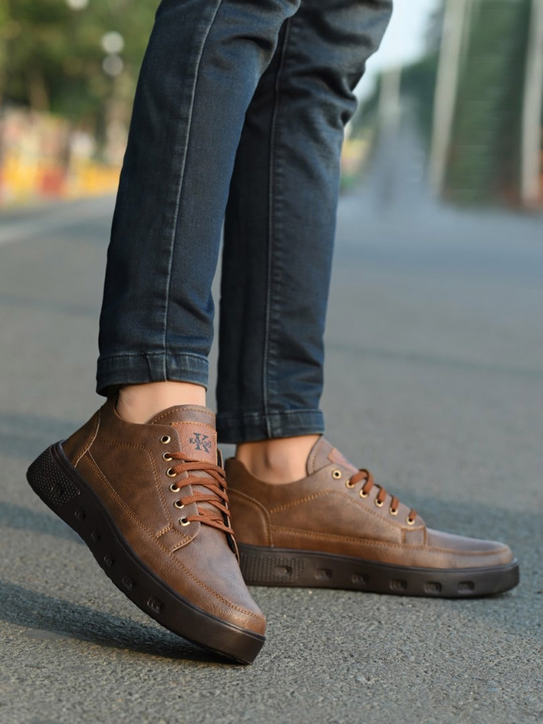 

KARADDI Men Round Toe Lightweight Lace Up Sneakers, Brown