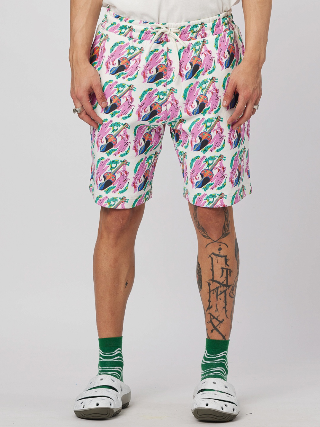 

Koovs Men Conversational Printed Regular Fit Mid-Rise Pure Cotton Shorts, White
