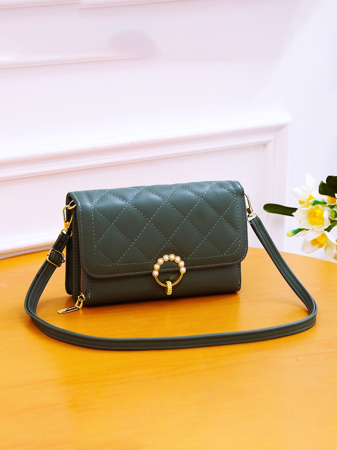

Diva Dale Structured Sling Bag with Quilted, Green
