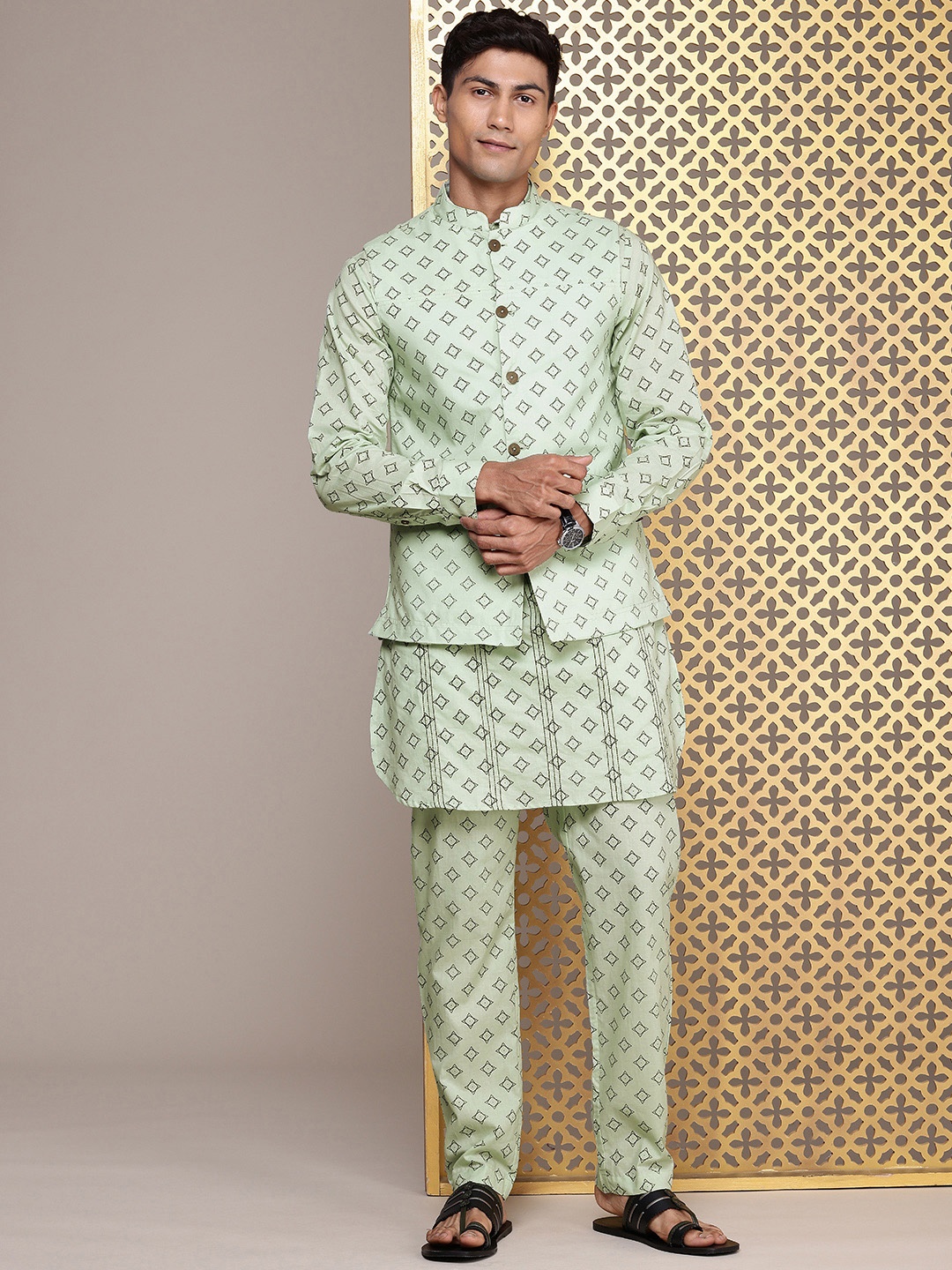 

House of Pataudi Men Geometric Printed Jashn Pure Cotton Kurta with Trousers & Jacket, Green