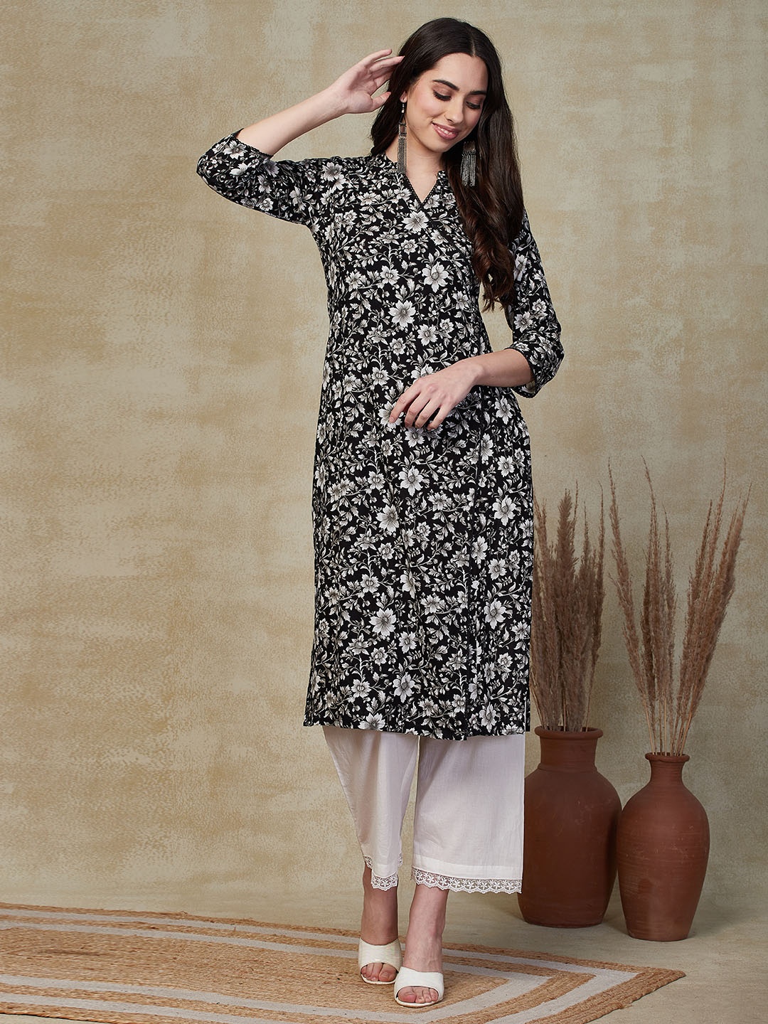 

FASHOR Black & White Floral Printed Thread Work Regular Cotton Straight Kurta