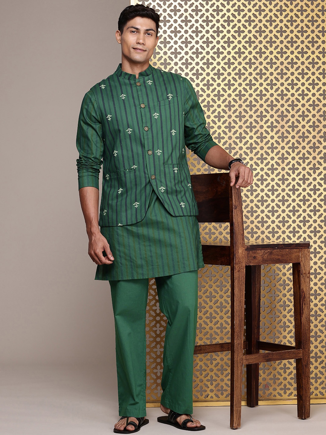 

House of Pataudi Men Jashn Striped Pure Cotton Kurta With Trousers & Nehru Jacket, Green