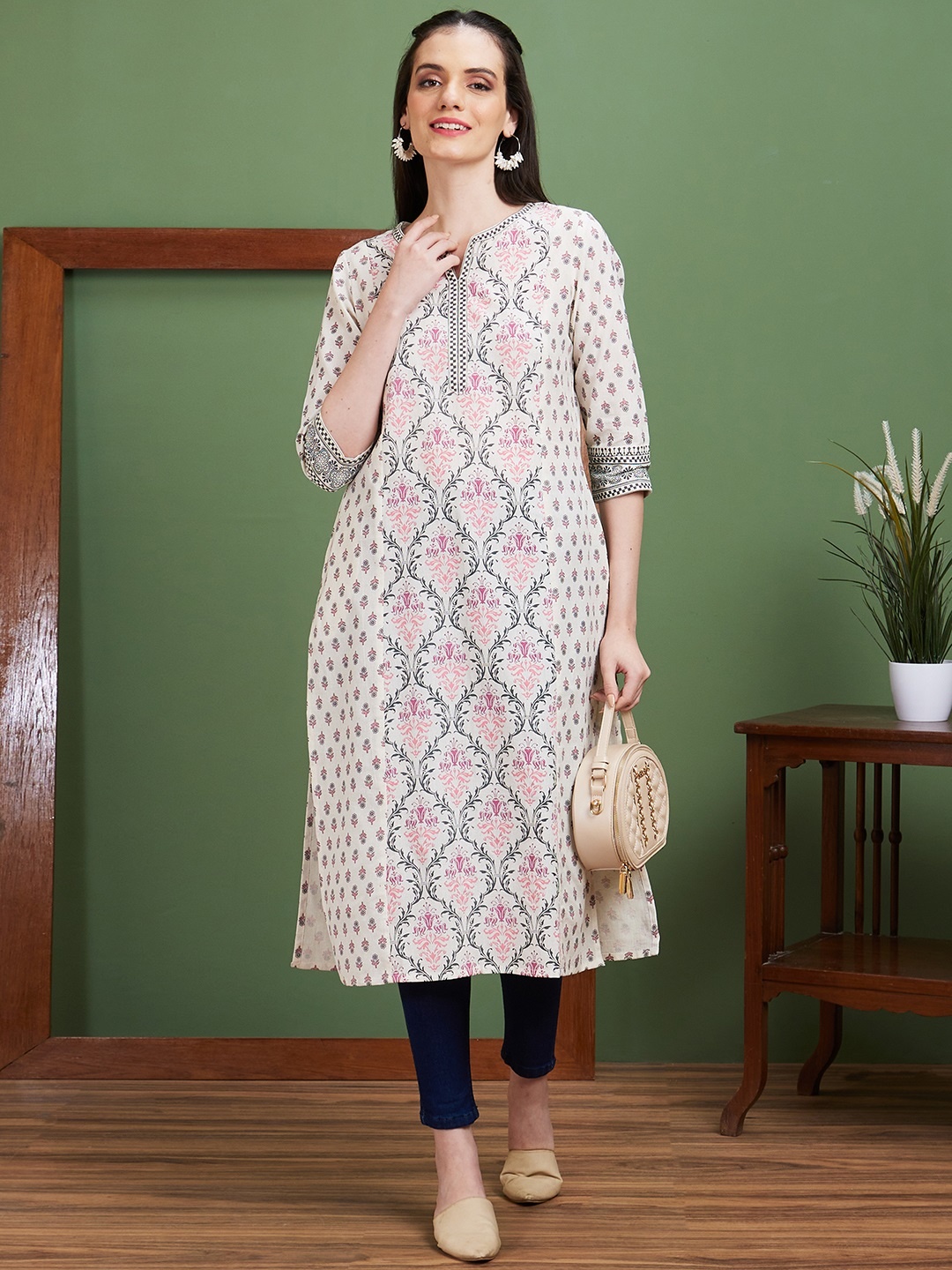 

Globus Ethnic Motifs Printed Straight Kurta, Off white