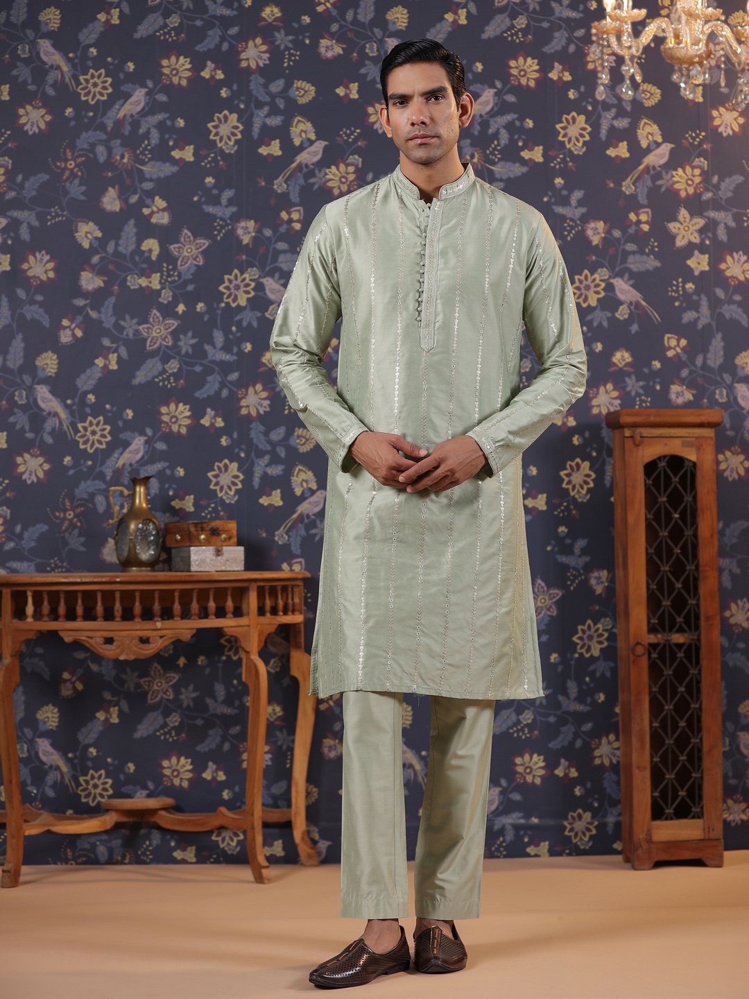 

House of Pataudi Mandarin Collar Embroidered Straight Kurtas, Green