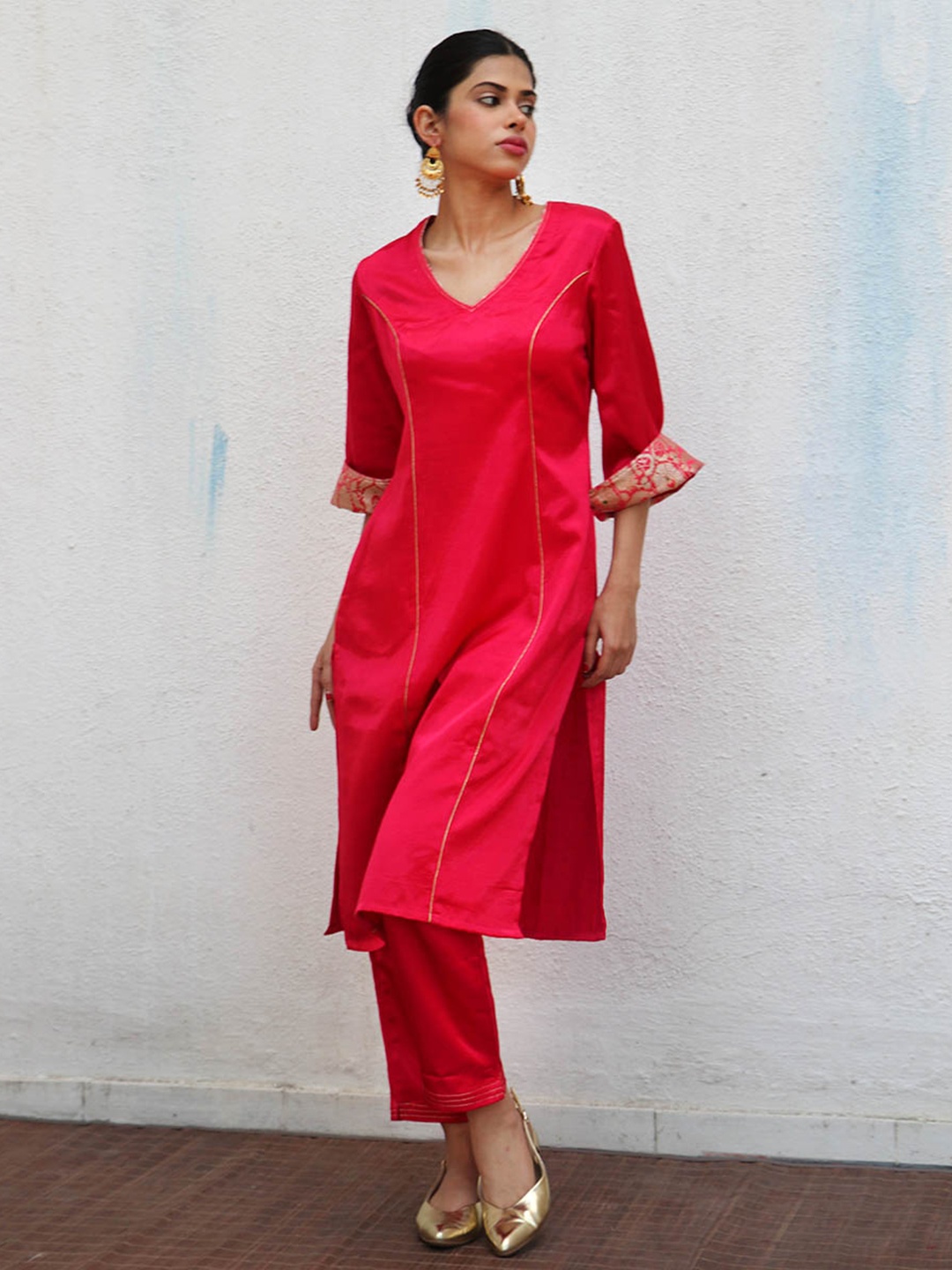 

Chidiyaa V Neck Three-Quarter Sleeves Pure Silk Kurta with Trousers, Pink