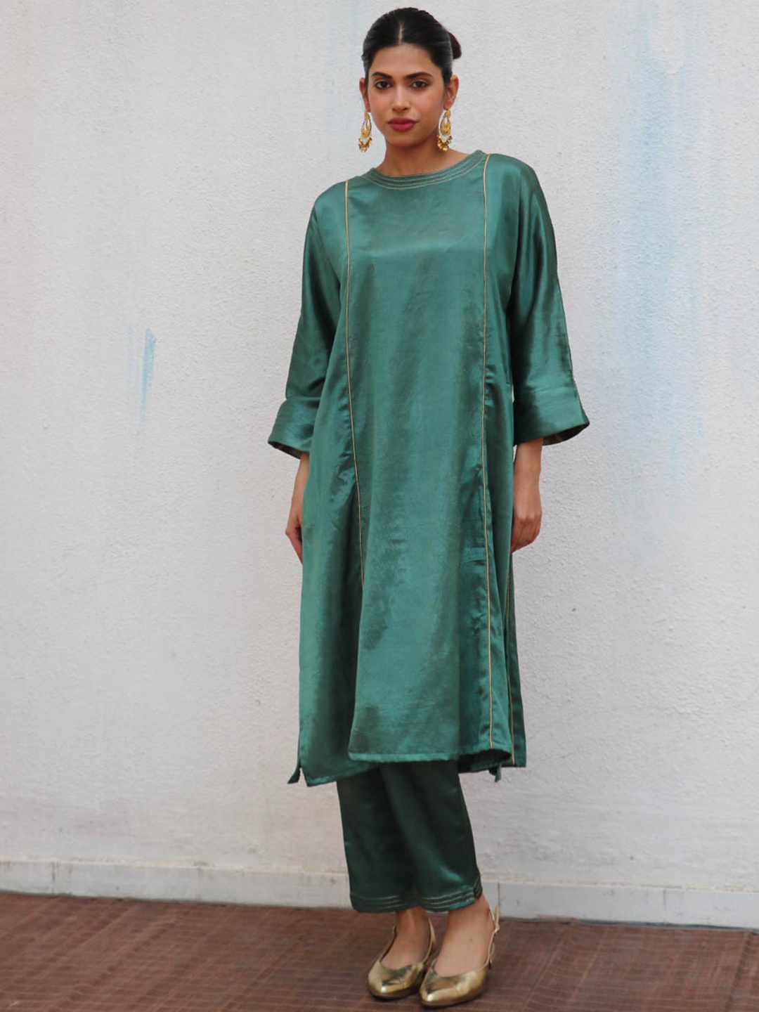 

Chidiyaa Round Neck Three-Quarter Flared Sleeves Pure Silk Kurta with Trousers, Green