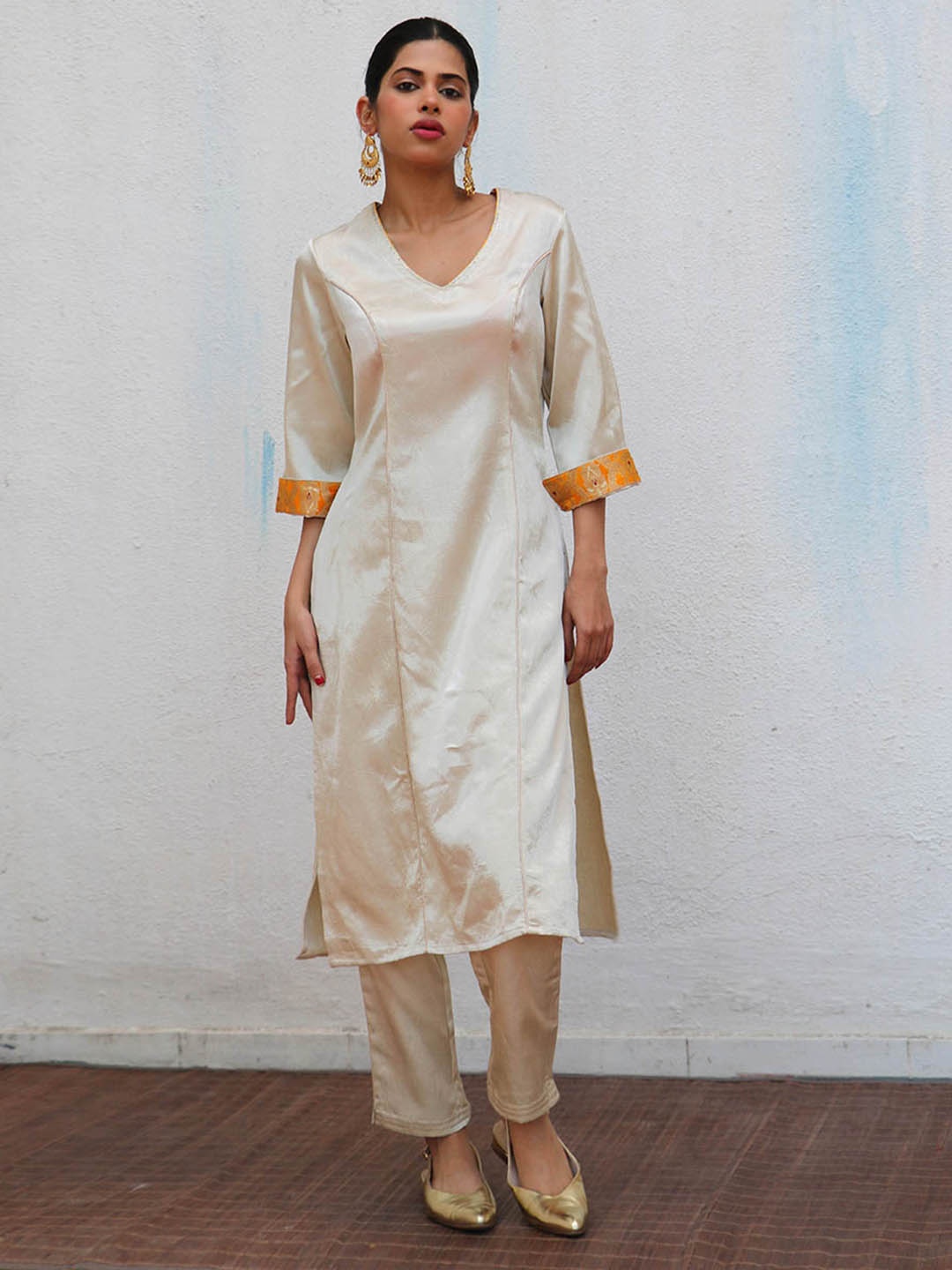 

Chidiyaa Panelled V Neck Three-Quarter Sleeves Pure Silk Kurta with Trousers, Cream