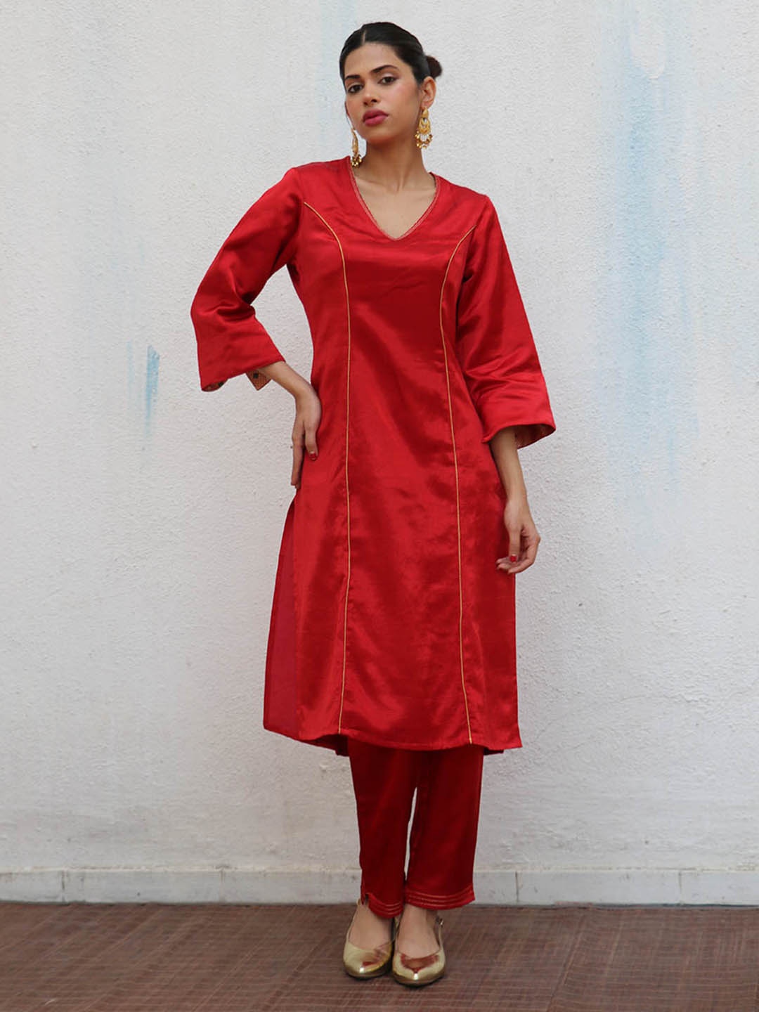 

Chidiyaa Panelled V Neck Three-Quarter Sleeves Pure Silk Kurta with Trousers, Red