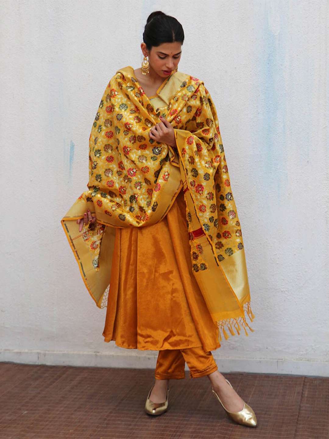 

Chidiyaa Floral Woven Design Banarasi Kimkhab Brocade Pure Silk Dupatta, Yellow