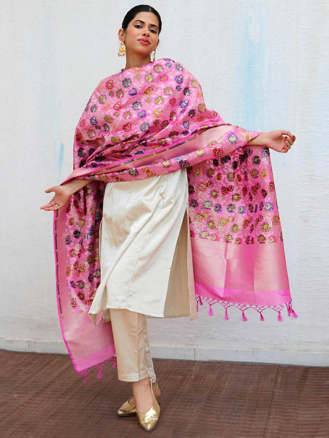 

Chidiyaa Floral Banarasi Woven Design Zari Detailed Pure Silk Dupatta, Pink