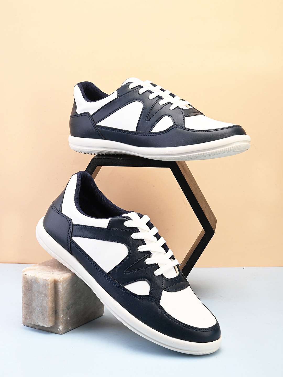 

The Roadster Lifestyle Co. Men Colorblocked Sneakers, Navy blue